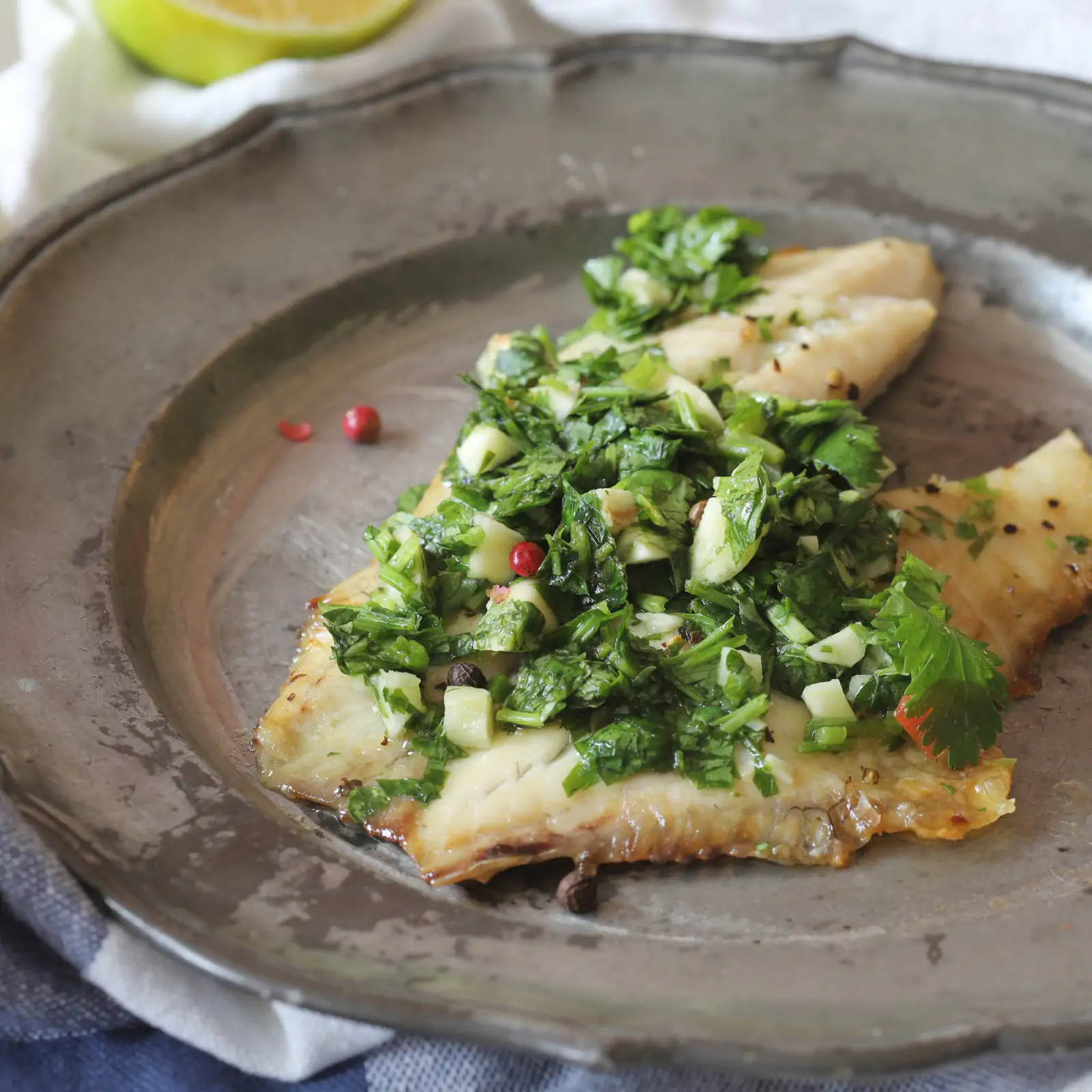 פילה אמנון בתנור עם רוטב ירוקים מקפיץ